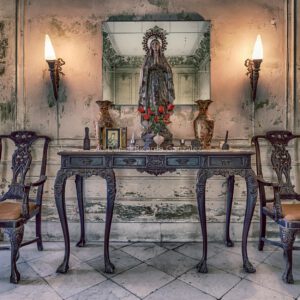 Verlassene alte Villa im Kolonial Stil mit Marien Statue in Havanna Kuba. Abandoned old colonial style mansion with Mary's statue in Havana Cuba.