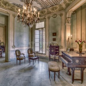Verlassener Ort Musik Zimmer alte Villa Kolonial Havanna Kuba. Abandoned Place Music Room Old Villa Colonial Havana Cuba.