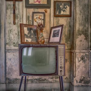 Verlassener Ort Fernsehzimmer alte Villa Kolonial Havanna Kuba. Abandoned place TV room old villa Colonial Havana Cuba.
